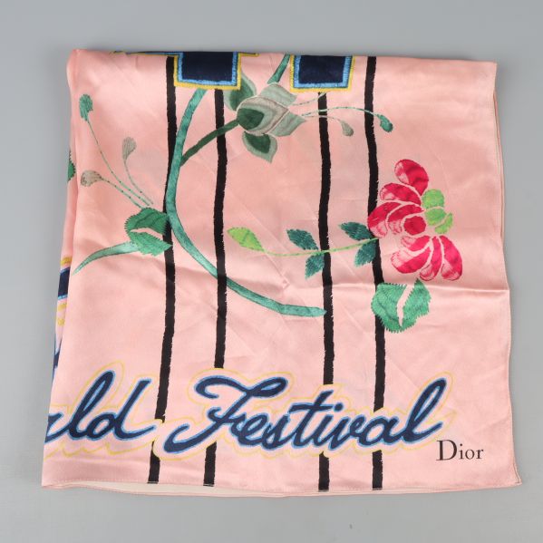 Närbild på scarfens blommönster med text