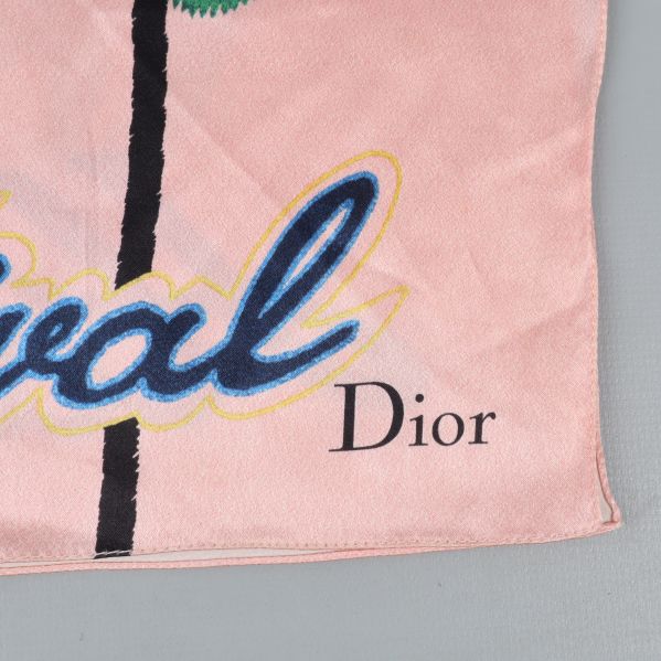 Scarf med Dior märkning i hörnet