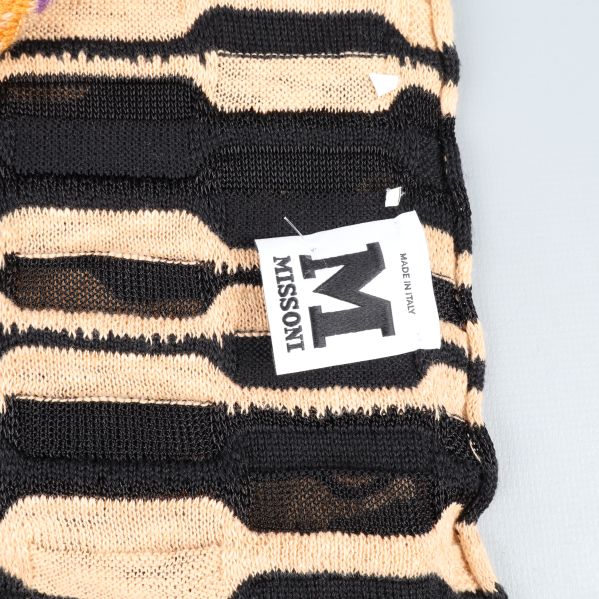 Närbild på Missoni logotyp på halsduken