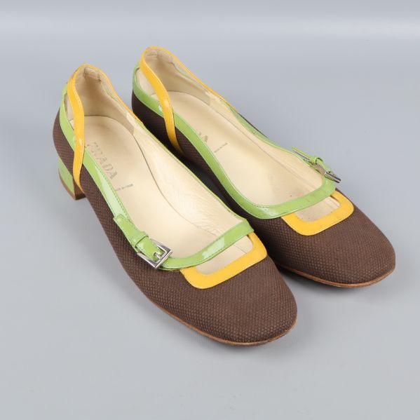 Bruna pumps med gul och grön detaljer