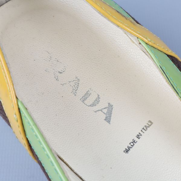 Prada-logotyp synlig på innersulan