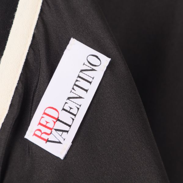 Närbild av Red Valentino etikett