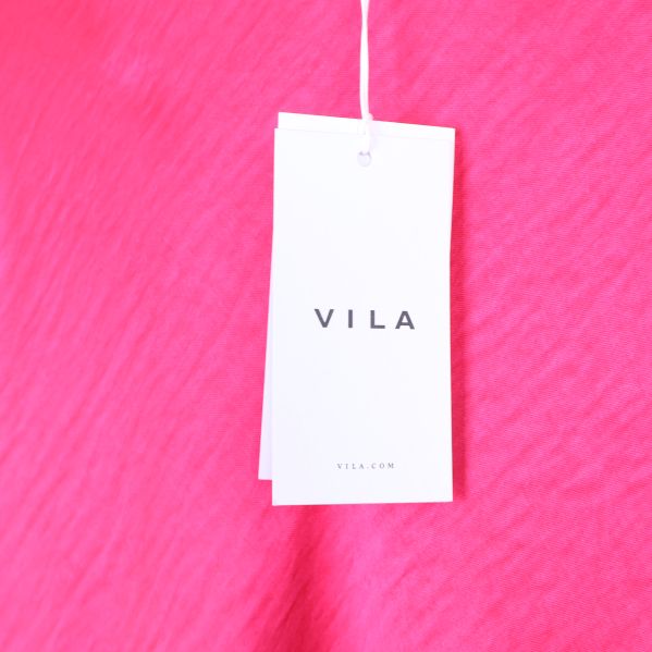 VILA etikett på rosa kjol