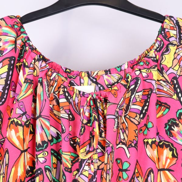 Närbild av halslinningen på tunika