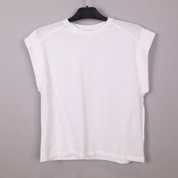 Framsidan av vit t-shirt 