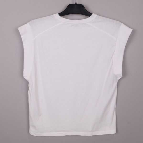 Baksidan av vit t-shirt 