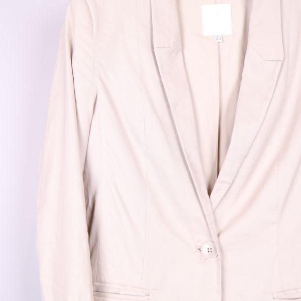 Närbild av kavajens knäppning och krage