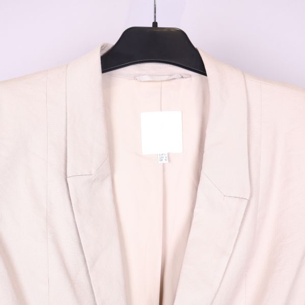 Ljus beige kavaj insida vid krage