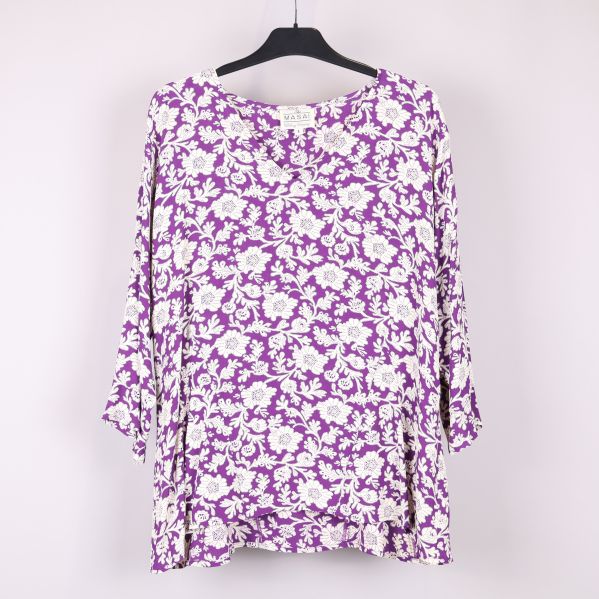 Lila och vit blus med blommönster fram