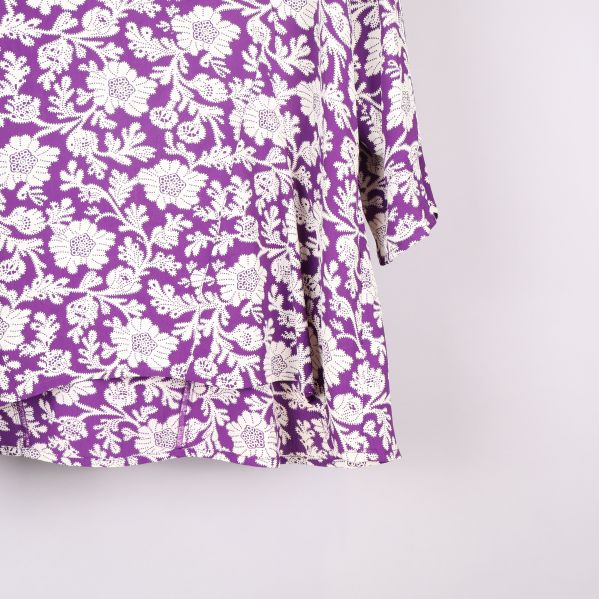 Närbildsdetalj av blusens mönster