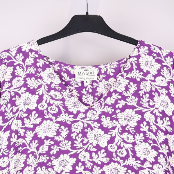 Närbild på blusens hals och etikett