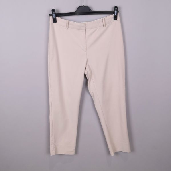 Framsida av beige byxor