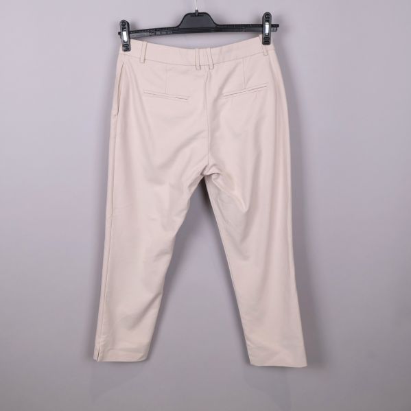 Baksida av beige byxor