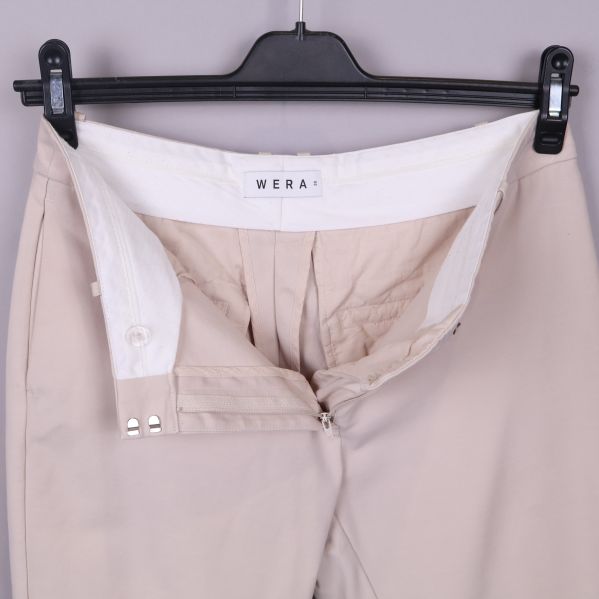 Insida av midja på beige byxor
