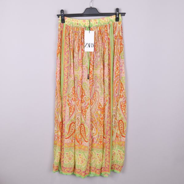 Färgglad paisleymönstrad kjol framifrån