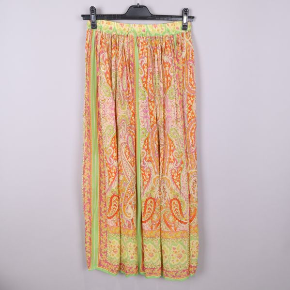 Färgglad paisleymönstrad kjol bakifrån