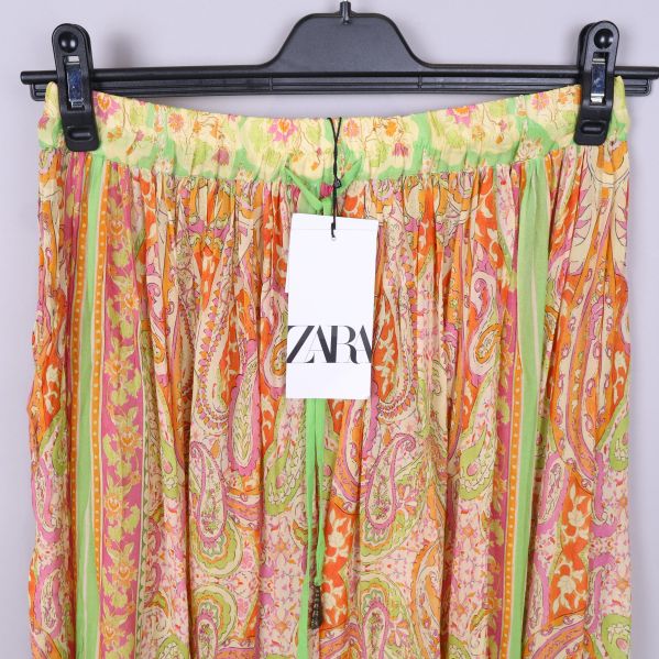 Närbild på paisleymönster och ZARA tag