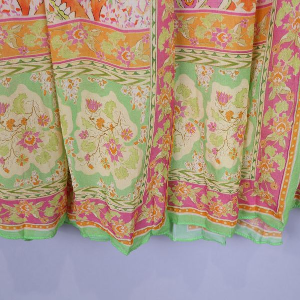 Detaljer av färgglatt växtmönster på kjol