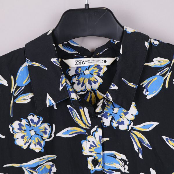 Zara etikett inuti blommig skjortklänning