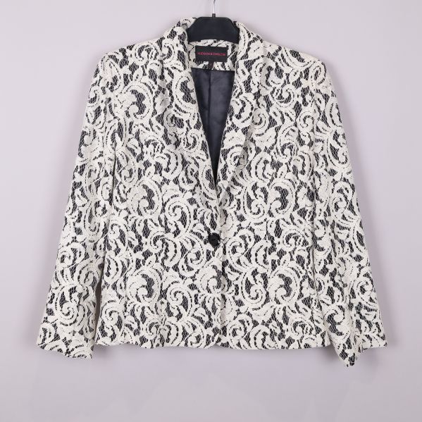 Framsidan av spetsmönstrad blazer