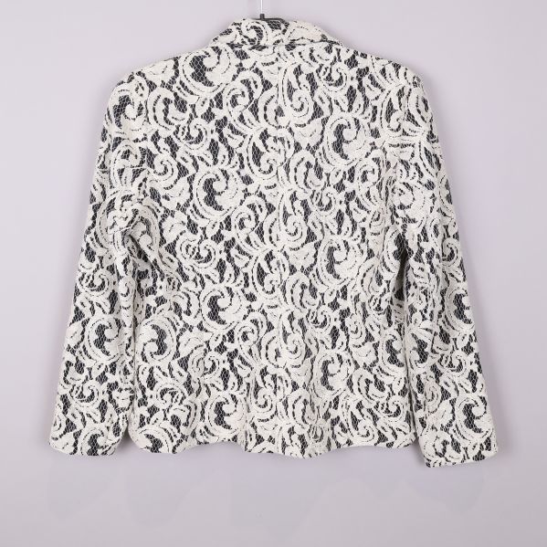 Baksidan av spetsmönstrad blazer