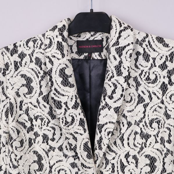 Närbild av spetsmönster på blazer