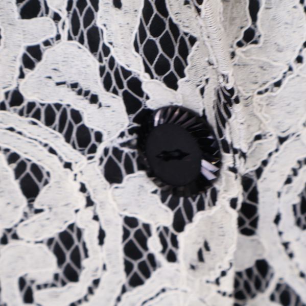 Knapp på spetsmönstrad blazer