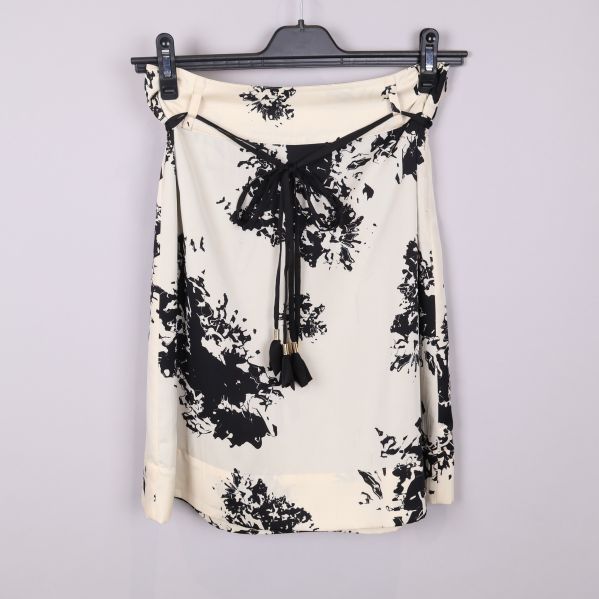 Framsidan av mönstrad kjol med knytband