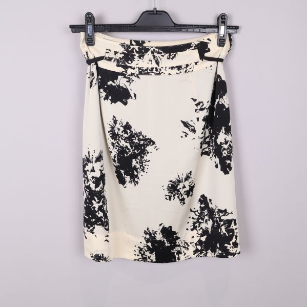 Baksidan av mönstrad kjol