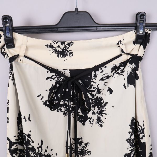 Närbild på kjolens midja med knytband