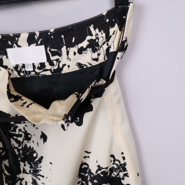 Kjolens etikett och justerbar midja