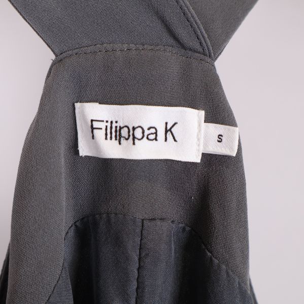 Filippa K etikett och storleksmärkning S