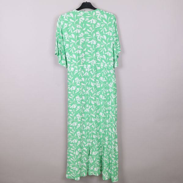 Grön och vit omlottklänning med bladmotiv bakifrån