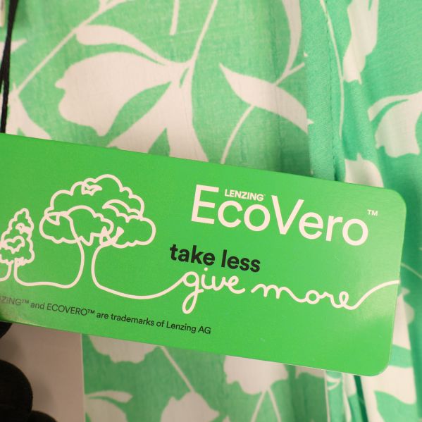 EcoVero etikett på grön och vit klänning