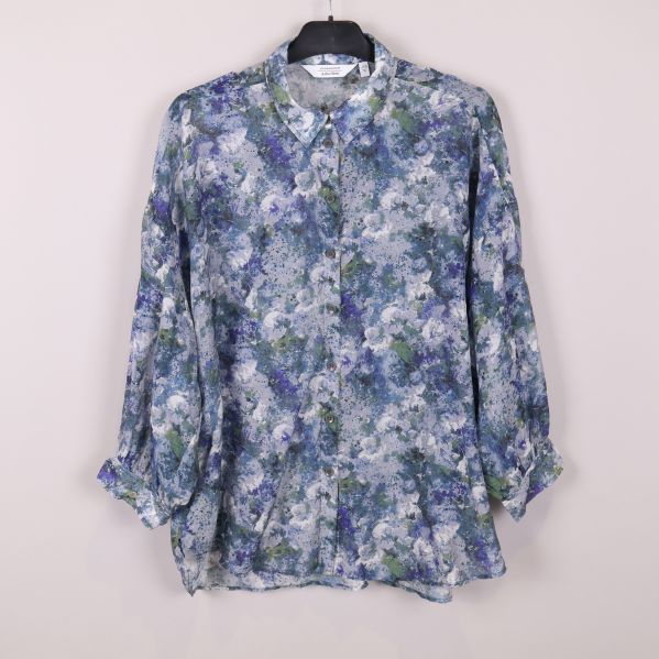 Framsida av blommig blus med knappar