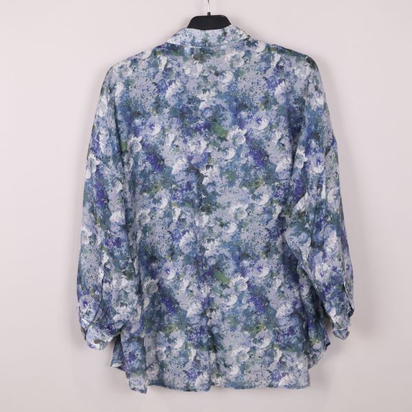 Baksida av blommig blus