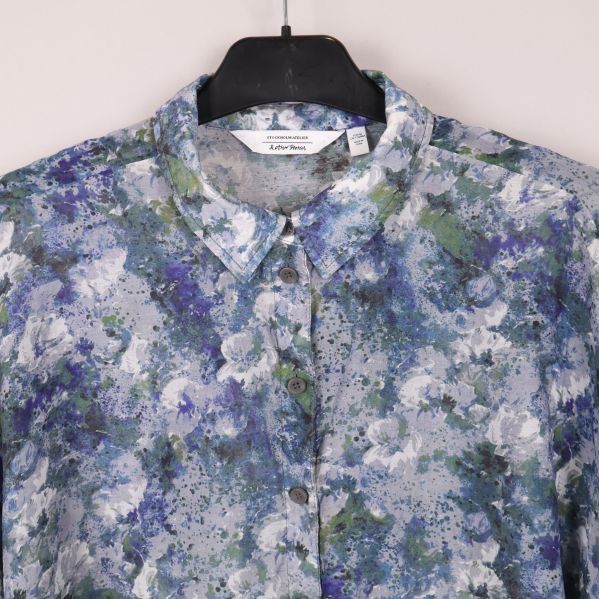 Närbild på kragen av blommig blus
