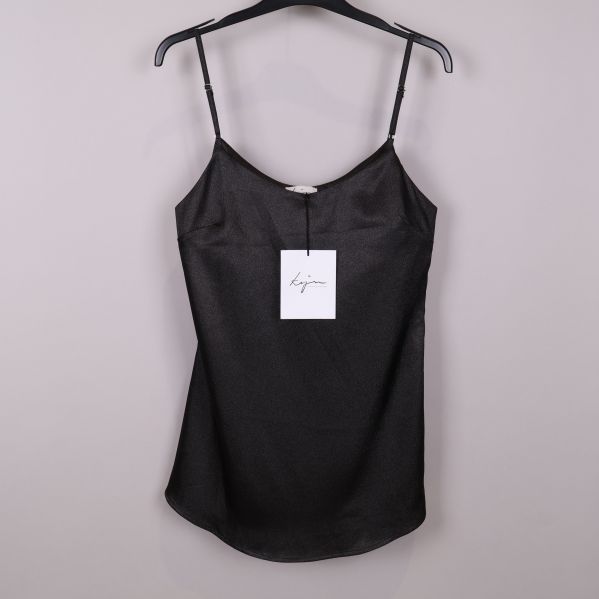 Framsidan av svart topp med axelband