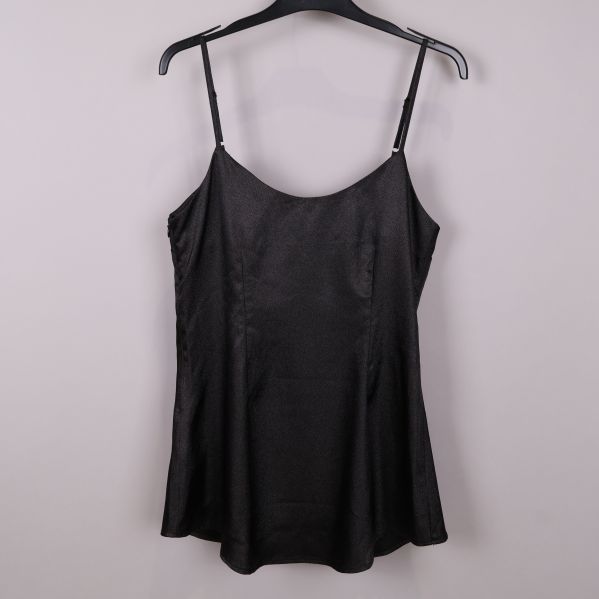 Baksidan av svart topp med axelband