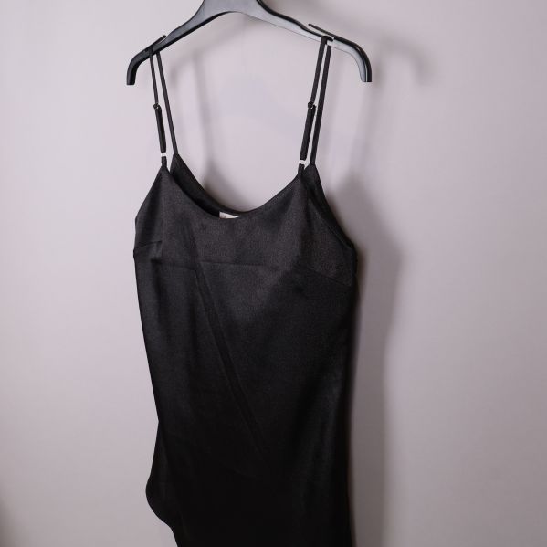 Svart topp från sidan med glansig finish