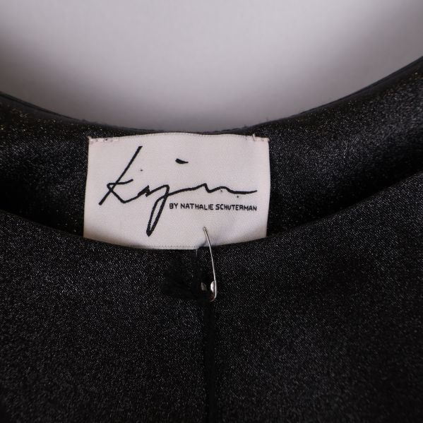 Närbild på logotypetikett inuti svart topp