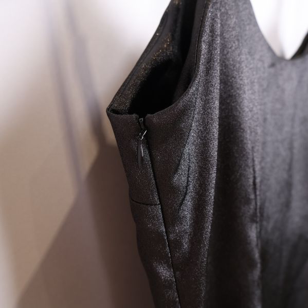 Sidodragkedja på svart topp visas i närbild