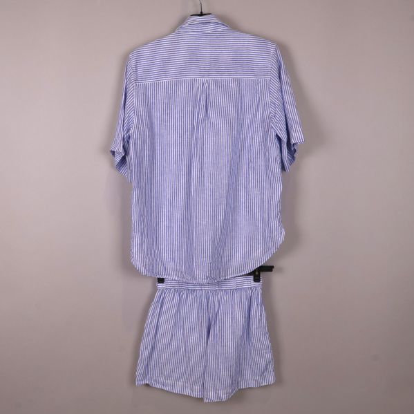 Baksidan av randig pyjamas skjorta och shorts