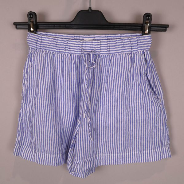 Närbild av randiga pyjamasshorts med elastisk midja
