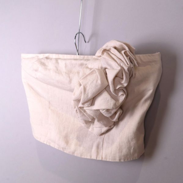Axelbandslös topp med stor detalj