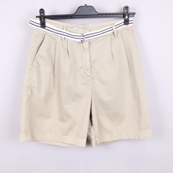 Beiga shorts bak med fickdetalj