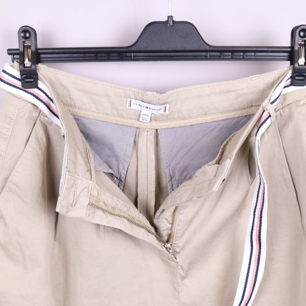 Inuti shorts med etikett och dragkedja
