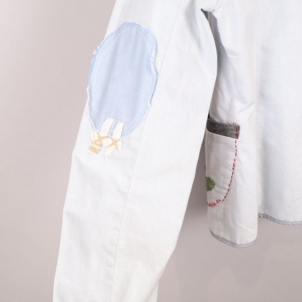 Kavajärm med en broderad detalj