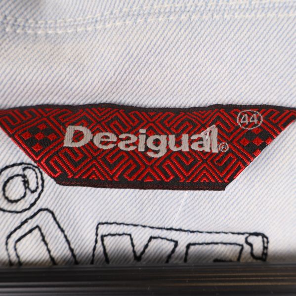 Desigual logga på kavajens etikett