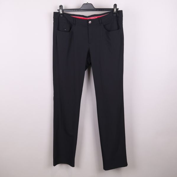 Svarta byxor framifrån med hängare